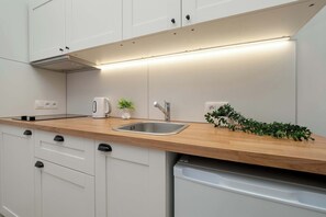 Kühlschrank, Ofen, Herdplatte, Kochgeschirr/Geschirr/Besteck