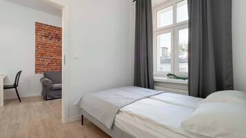 1 dormitori, planxa i posts de planxar, un bressol de viatge i wifi