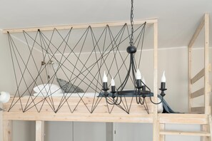 Silitysrauta/-lauta, vauvan matkasänky, Wi-Fi, vuodevaatteet