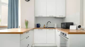 Een koelkast, een magnetron, een oven, een kookplaat