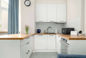 ثلاجة، ميكروويف، فرن، موقد طهي مسطح