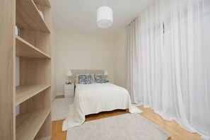 2 Schlafzimmer, Schreibtisch, Bügeleisen/Bügelbrett, Reisekinderbett