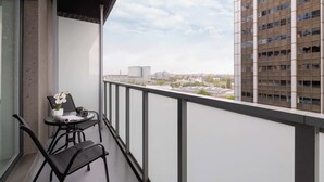 A balcony with a table, chairs, and a potted plant. - Stylish Studio in the Center of Katowice | Balcony | Parking (Katowice)