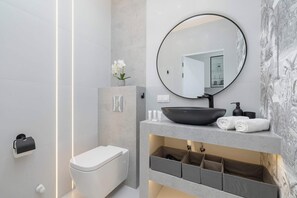 Dusche, Haartrockner, Handtücher, Shampoo