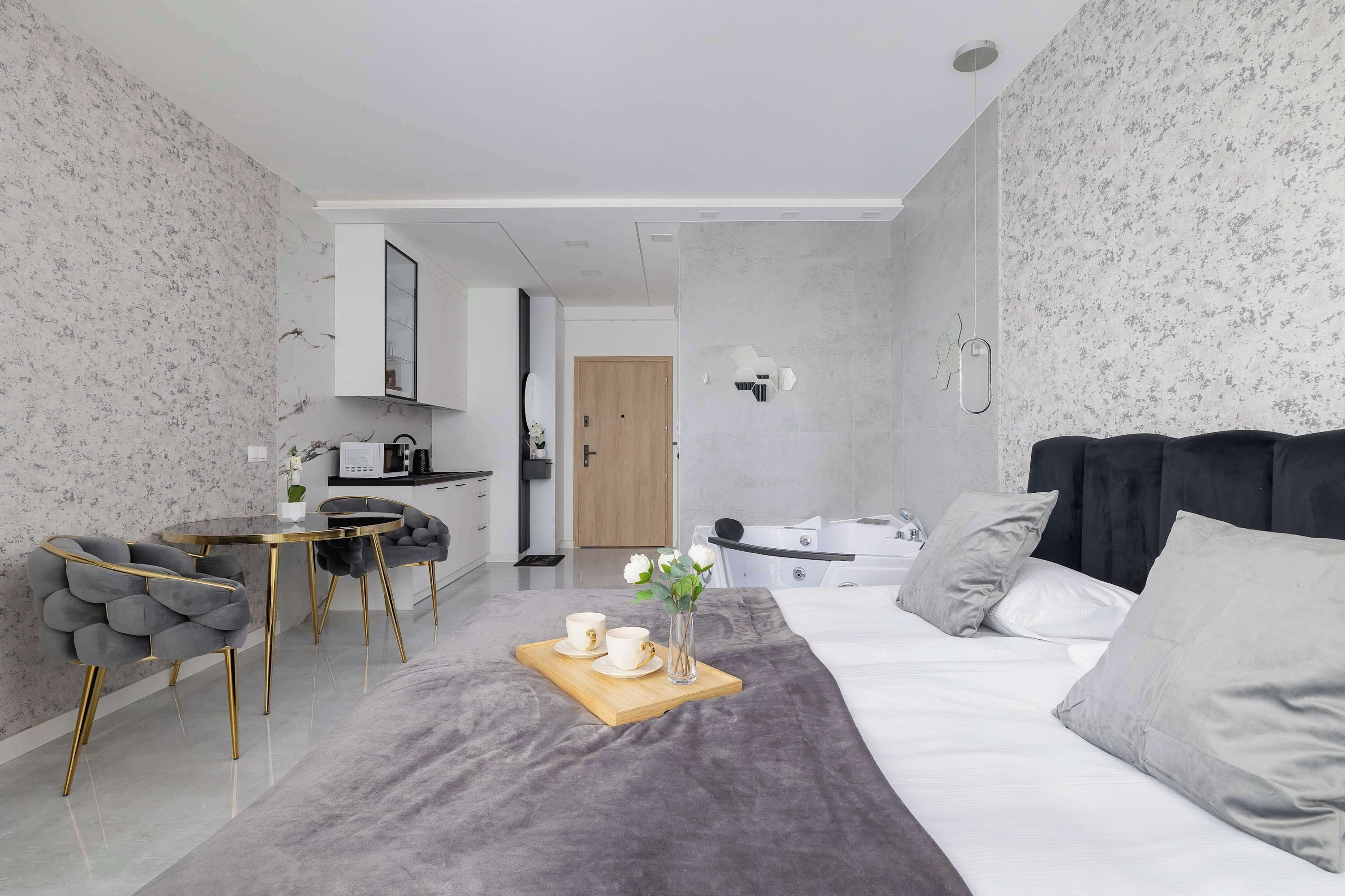 Tabla de planchar con plancha, wifi, ropa de cama