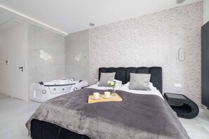 Tabla de planchar con plancha, wifi, ropa de cama