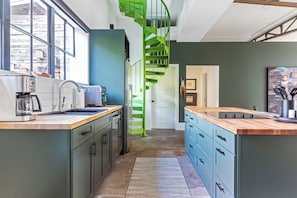 Fridge, oven, stovetop, dishwasher
