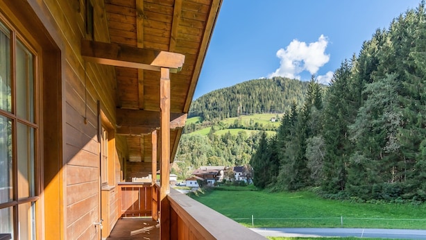 A wooden cabin with a balcony overlooking a mountainous landscape. - Apartment in Mittersill With Mountain View (Mittersill)