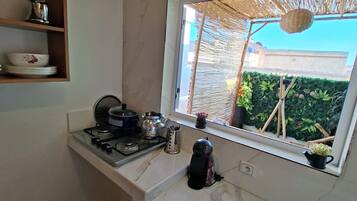 Kühlschrank, Herdplatte, Wasserkocher mit Kaffee-/Teezubehör