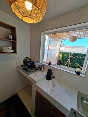 Kühlschrank, Herdplatte, Wasserkocher mit Kaffee-/Teezubehör