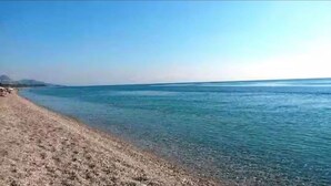 Une plage à l’eau claire et au rivage sablonneux.