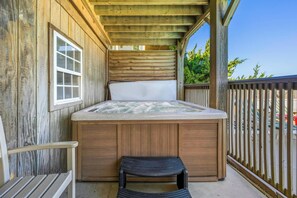 Terrace/patio - Oceanfront, Dog Friendly Home With Saltwater Pool, Hot Tub, Game Room (Salvo)