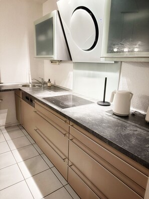 Kjøleskap, ovn, kokeplater og oppvaskmaskin