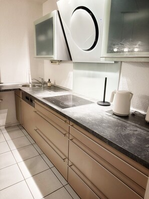 Kühlschrank, Ofen, Herdplatte, Geschirrspüler