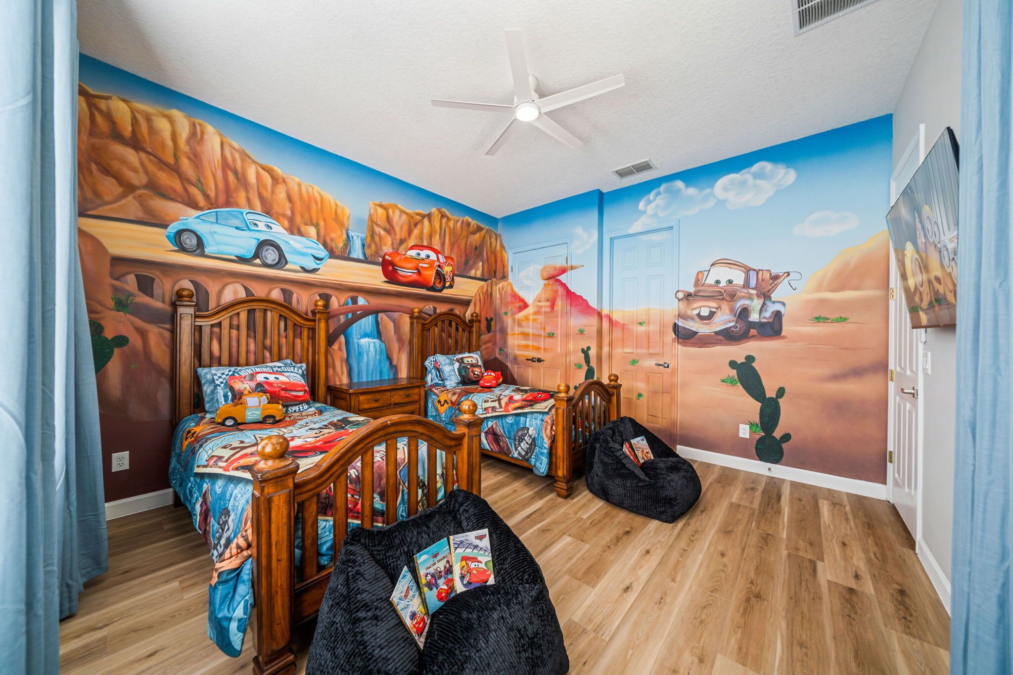 4 bedrooms, iron/ironing board, WiFi, bed sheets