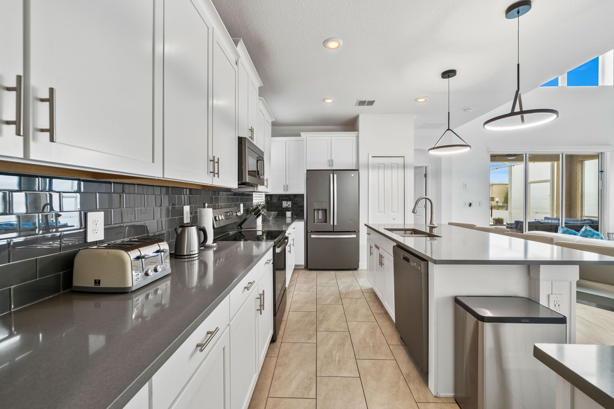 Kylskåp, mikrovågsugn, ugn och spishäll