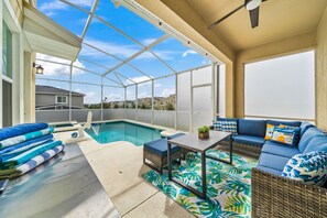 Pool - *New* Potter's Retreat- Custom Bunks and Theater! (Davenport)