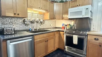 KylskÄp, mikrovÄgsugn, ugn och spishÀll