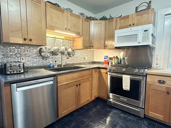 Réfrigérateur, four à micro-ondes, un four, surface de cuisson