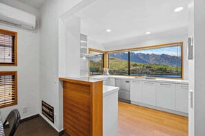 Interior - Queenstown Hill Comfort, 3BR, Views, Fireplace (Queenstown)