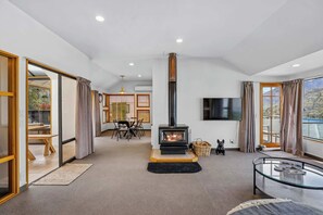 Interior - Queenstown Hill Comfort, 3BR, Views, Fireplace (Queenstown)