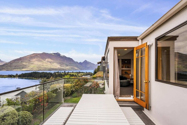 Property grounds - Queenstown Hill Comfort, 3BR, Views, Fireplace (Queenstown)