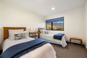 Tabla de planchar con plancha, cuna de viaje, wifi y ropa de cama
