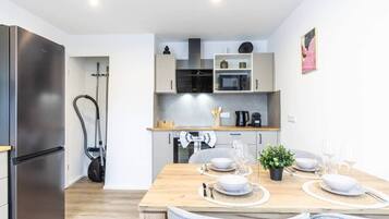 Kühlschrank, Mikrowelle, Herdplatte, Geschirrspüler