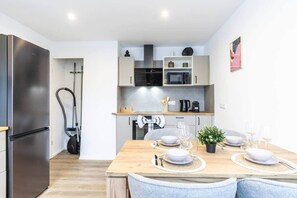 Réfrigérateur, micro-ondes, plaque de cuisson, lave-vaisselle