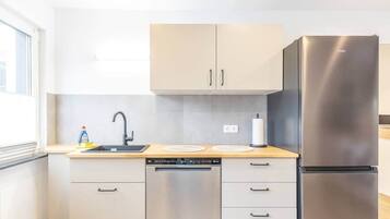 Kühlschrank, Mikrowelle, Herdplatte, Geschirrspüler