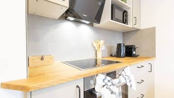 Kühlschrank, Mikrowelle, Herdplatte, Geschirrspüler