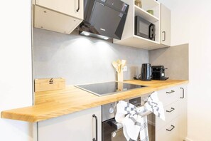 Réfrigérateur, micro-ondes, plaque de cuisson, lave-vaisselle