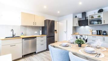 Fridge, microwave, stovetop, dishwasher