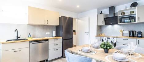 Fridge, microwave, stovetop, dishwasher