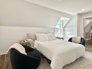 3 habitaciones, escritorio y tabla de planchar con plancha 