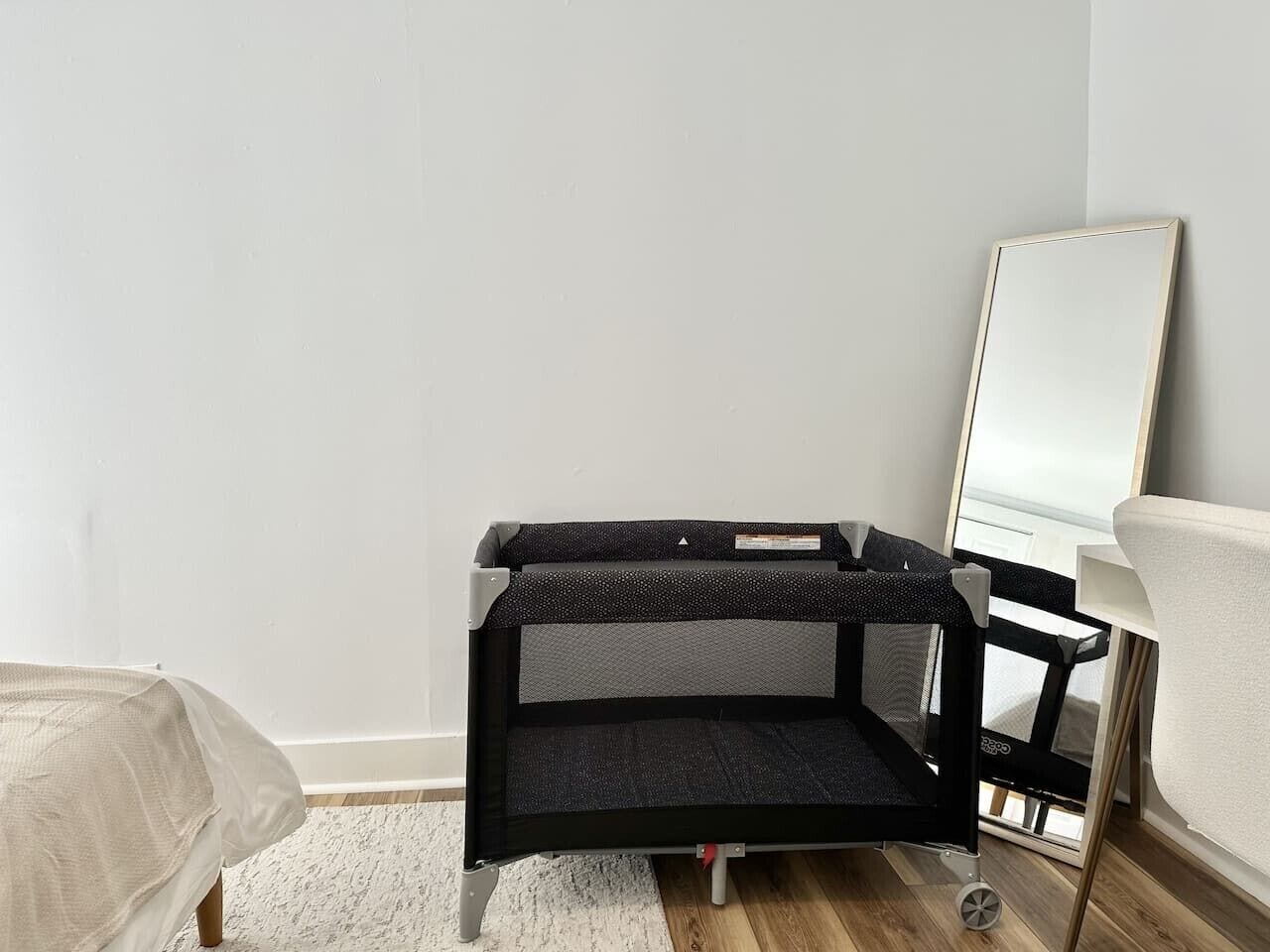 3 bedrooms, desk, iron/ironing board, travel cot