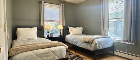 3 bedrooms, desk, WiFi, bed sheets