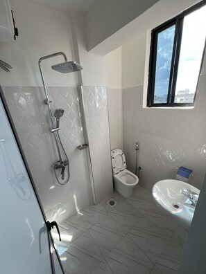 Dusj, bidé, håndklær og såpe