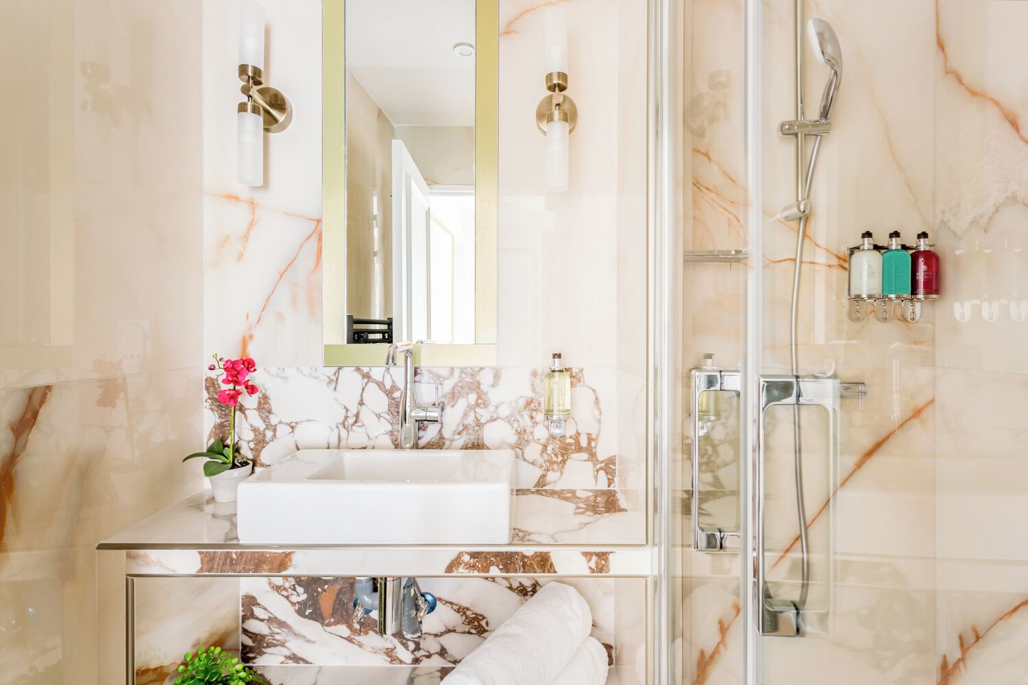 公寓, 城市景观 | 浴室 | 大花洒淋浴喷头、环保洗浴用品、吹风机、毛巾