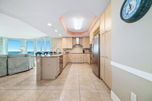 Fridge, microwave, oven, stovetop - Caribe 4BR, Panoramic Gulf Views, Lazy River, Hot Tub, 2 Min To Beach, Sleeps 12 (Orange Beach)