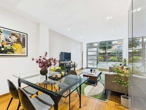 Dining - Contemporary Camden Town Apartment (Greater London)
