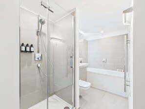 Een douche, een haardroger, handdoeken