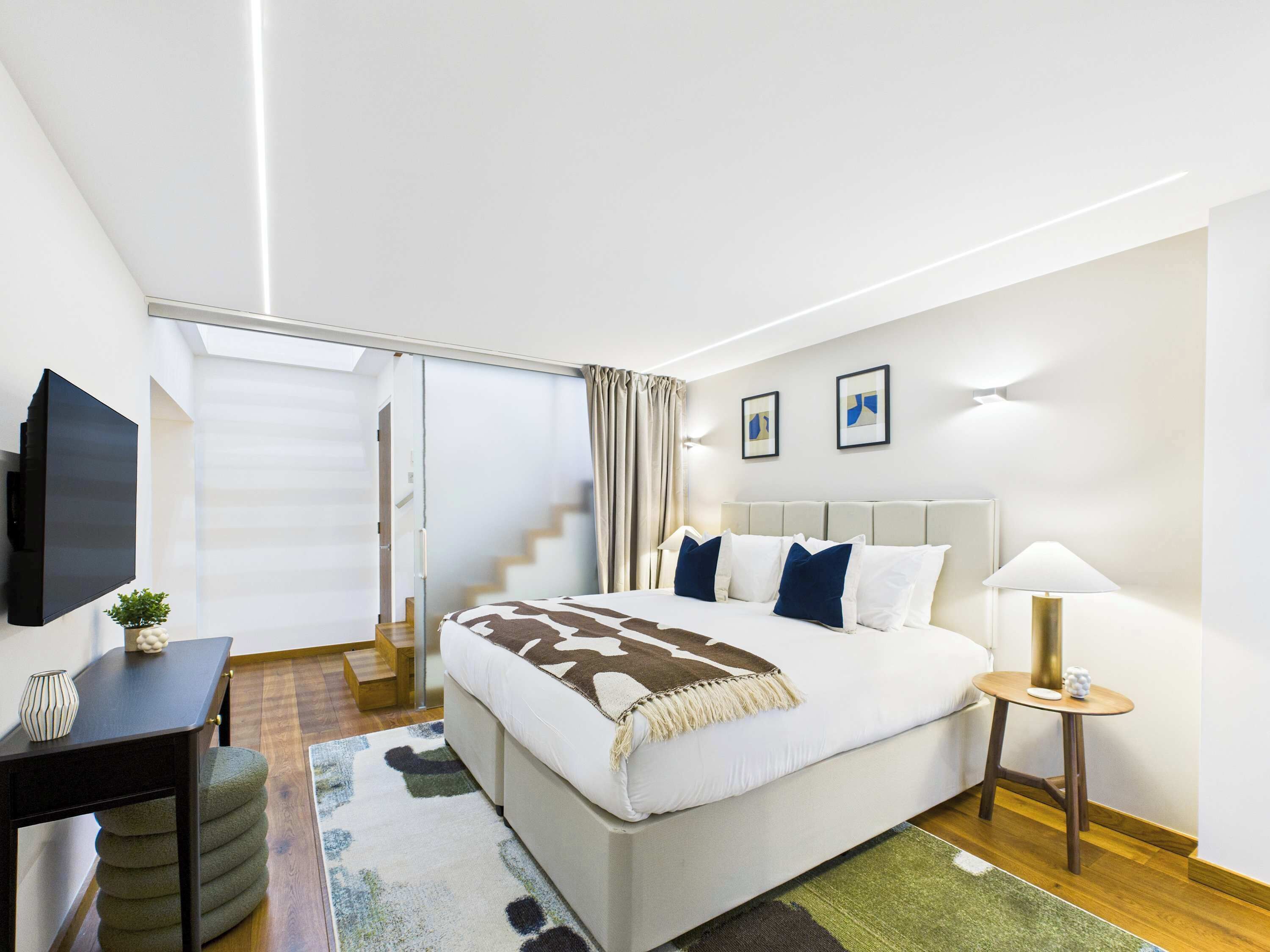 2 bedrooms, desk, iron/ironing board, travel crib