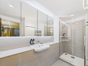 Shower, hair dryer, towels - Contemporary Camden Town Apartment (Greater London)