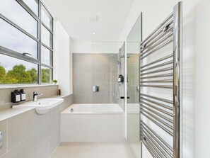 Douche, séchoir à cheveux, serviettes fournies