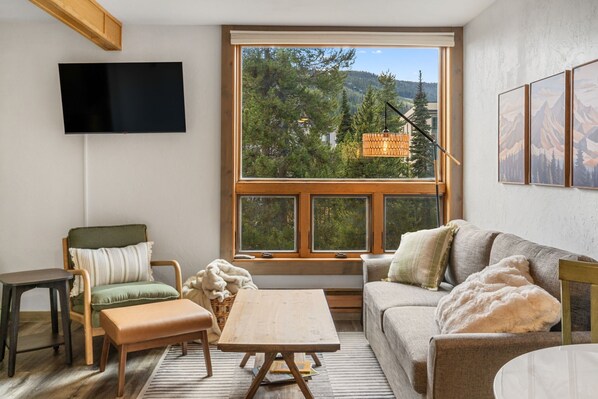 TV - Big Sky Resort Studio | Walk to the Shuttle (Big Sky)