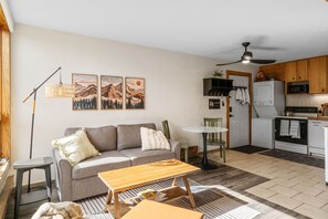 TV - Big Sky Resort Studio | Walk to the Shuttle (Big Sky)