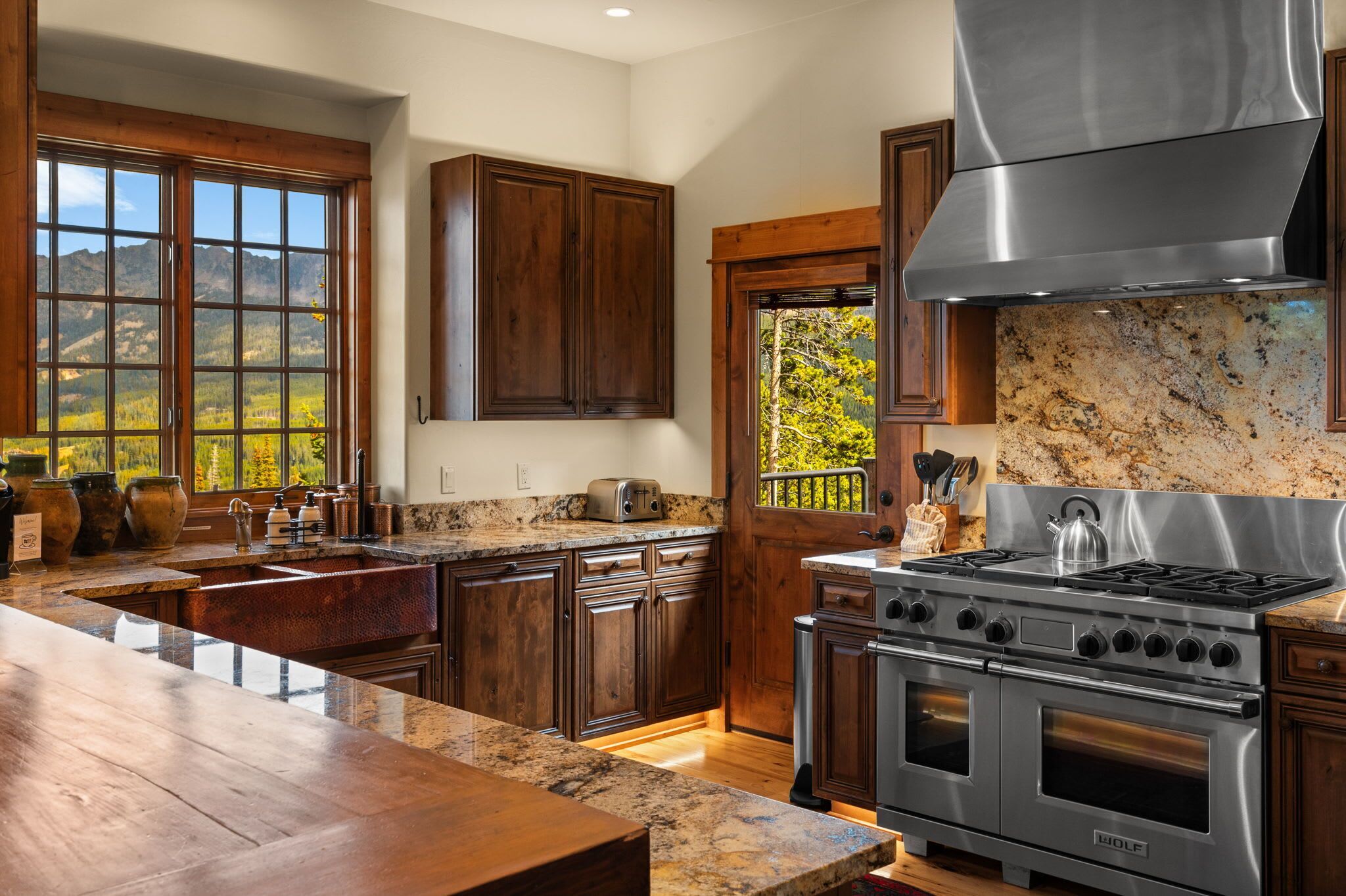 Kylskåp, mikrovågsugn, ugn och spishäll