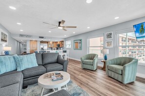 Smart TV - ☀Beachfront Condo🌴Private Balcony🌞Incredible Sunsets Nightly🐬The Pointe #401 (Indian Shores)