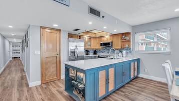 ثلاجة، ميكروويف، فرن، موقد طهي مسطح